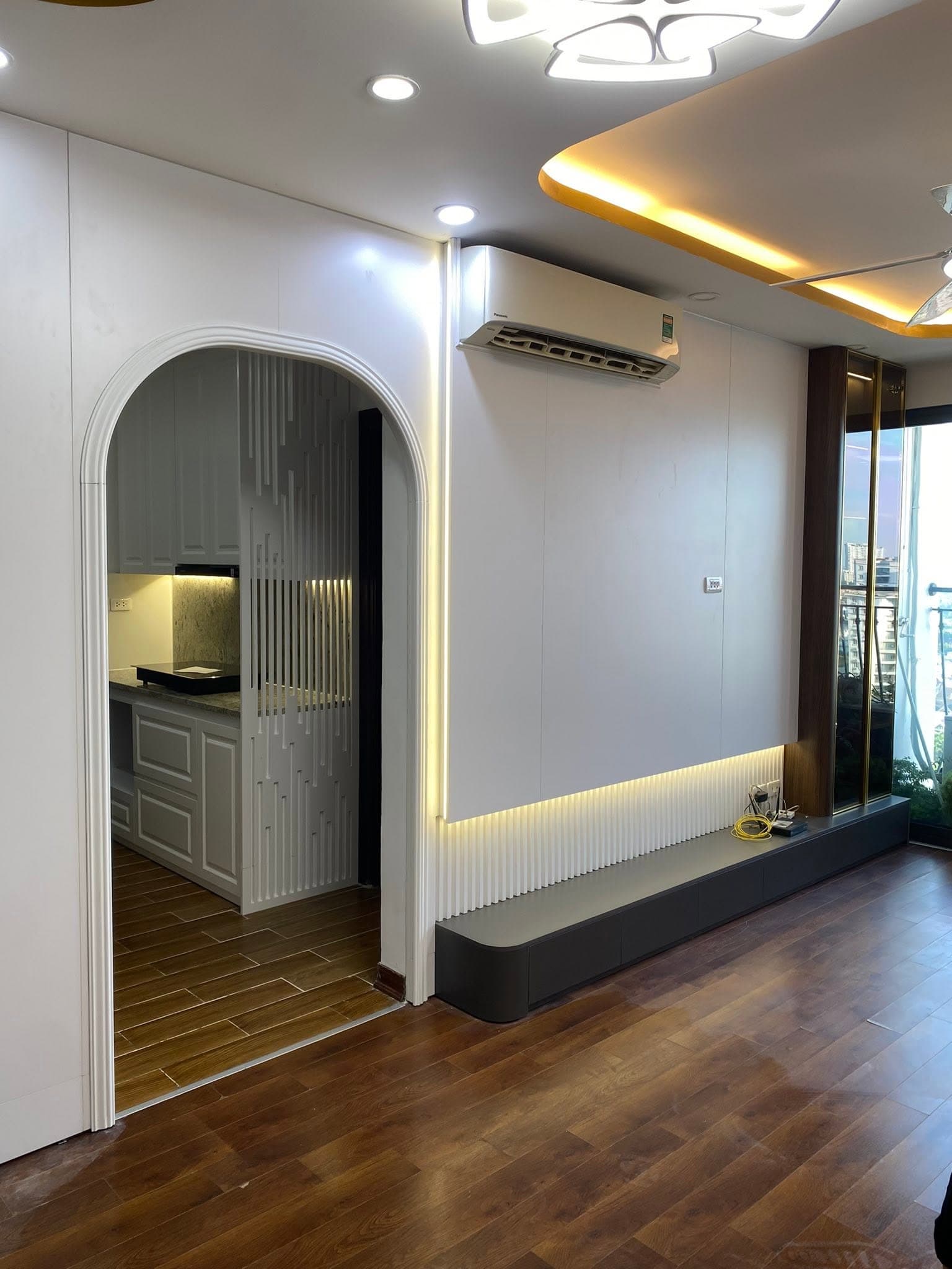 Vách tủ kệ TV ốp nan gỗ căn hộ An Bình City
