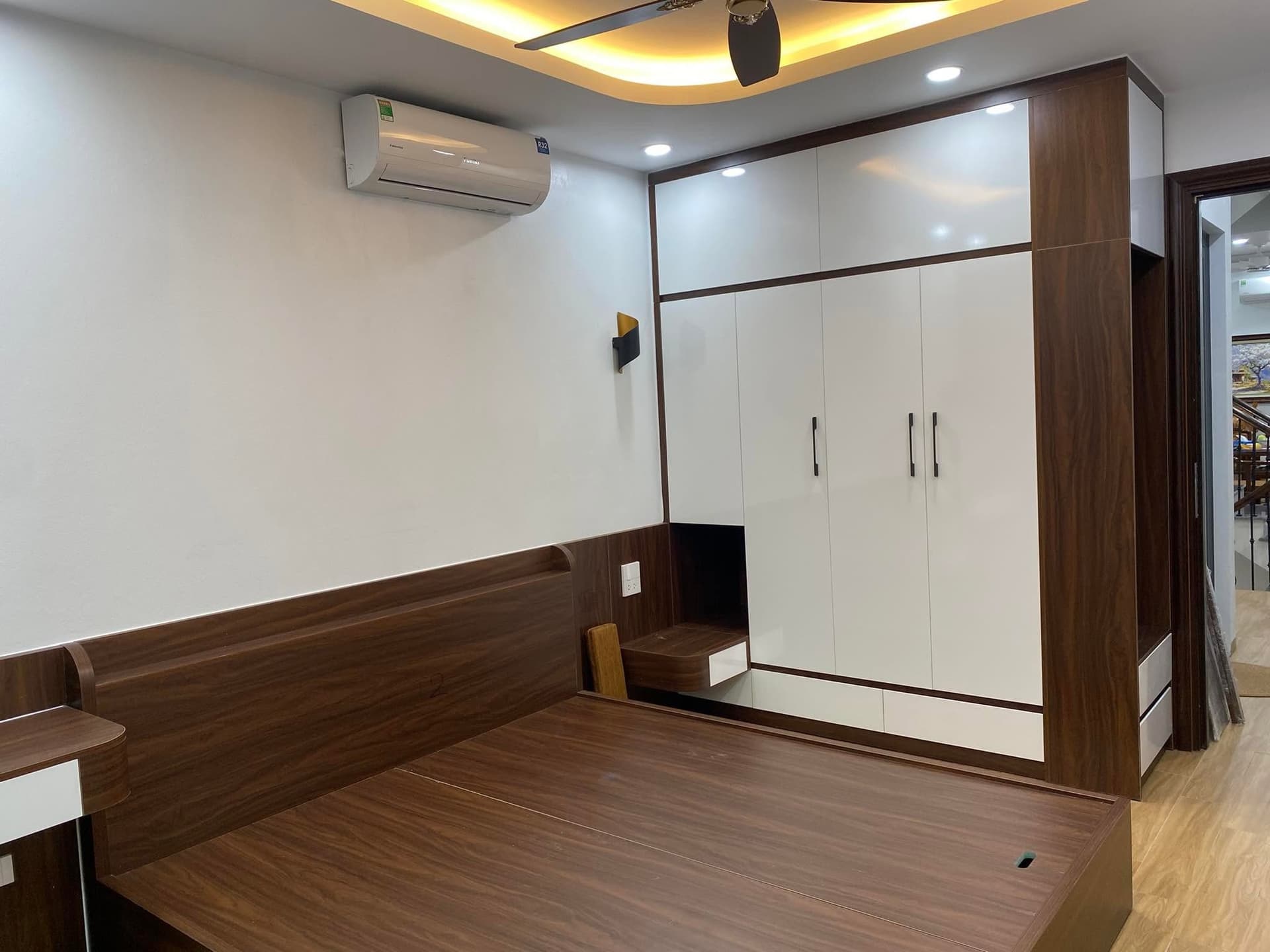 Tủ áo trắng phối gỗ phòng ngủ Samsora Premier